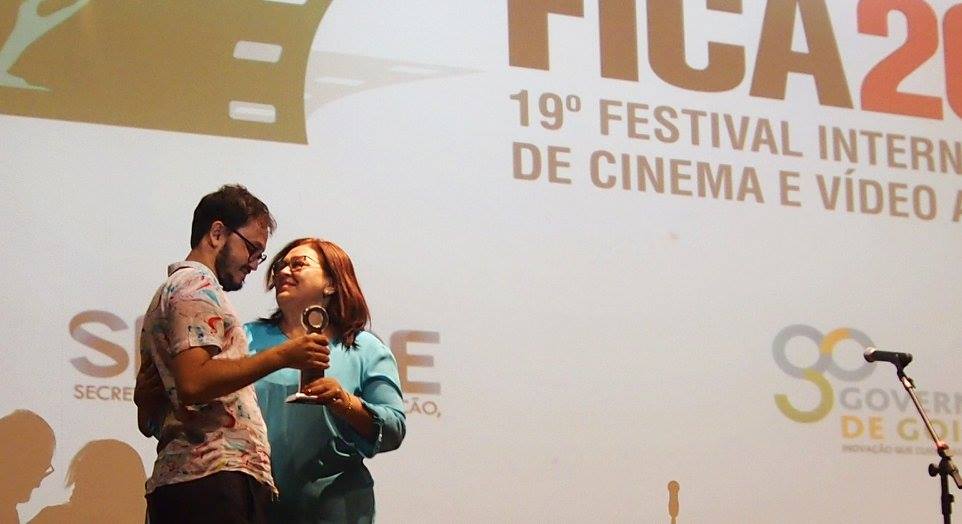Regisseur Benedito Ferreira nimmt FICA Preis entgegen